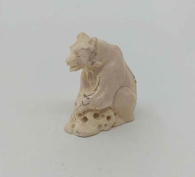 Фигура "Медведь". Размер: 3,5х4см. Имеются трещины, потемнения.
