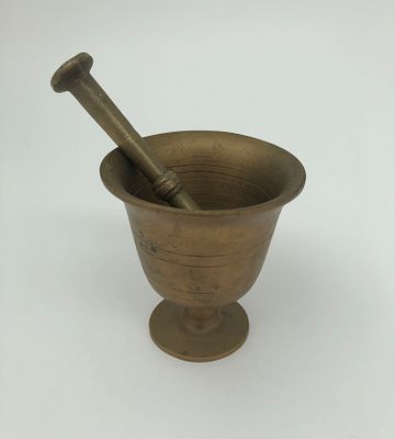 Ступка. Латунь. Первая половина XXв. Размер: 8,5х8х5см; длина: 11см. Небольшая патина.