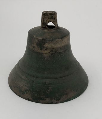 Колокол. XIXв. Медь. Размер: 10х13см. Язычок не родной. Небольшая утрата краски.