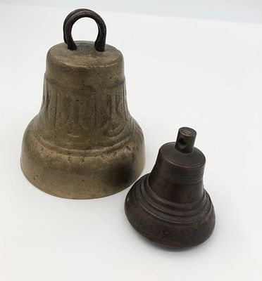 Два (2шт.) колокольчика. Вторая половина XIXв. Медь. Размер: 9х7см, 5х4см. Язычки не родные.
