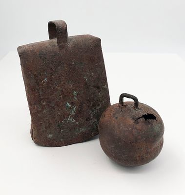 Два (2шт.) ботало. Конец XIX - начало XXвв. Размер: 12х8см, 7см. Незначительная коррозия.