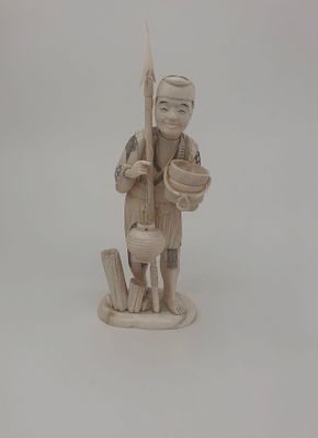 Япония. Окимоно фигурка из кости "Мужчина с фонарем в руке". 19 век. Высота: 18,5см.
