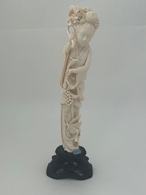 Япония. Фигура "Девушка с ветками в руках". Кость. Размер: 29х9см.