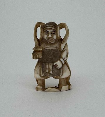 Япония. Нэцке "Мужчина с шкатулкой в руке". Кость, резьба. Начало 20 века. Размер: 5x3см.