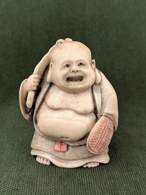 Япония. Нэцке. Кость. Конец 19 века, нач. 20 века. Клеймо мастера "Мотоюки (?)". Размер: 5,5х3,5см.