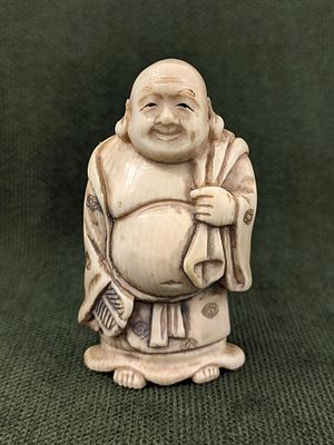 Япония. Нэцке "Мужчина с мешком". Кость, резьба. Начало 20 века. Размер: 5x4см.