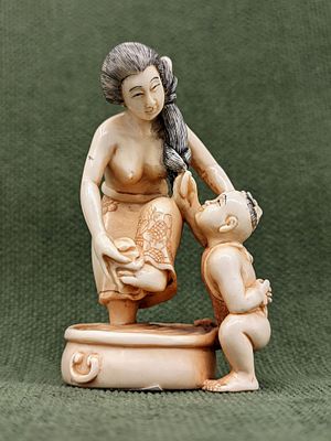 Эротическая нэцкэ "Женщина моющая ноги с мальчиком прислугой". Конец 19 века. Слоновая кость. 