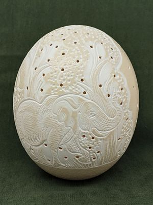 Резное страусиное яйцо. Размер: 12,5х14,5см.