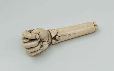 Рукоять трости в виде фиги (масонский знак). Начало 20 века. Кость. Длина: 12 см.