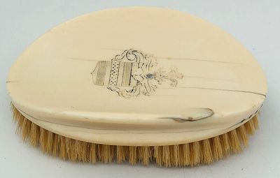 Щётка для одежды. Кость. Европа. Конец 19 нач. 20 века. Размер: 12,5x6,3см., толщина с ворсом: 