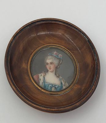 Лаковая миниатюра "Портрет Марии Антуанетты". Дерево. Диаметр: 8,5см.