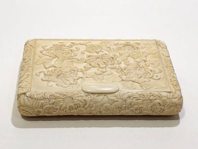 Китай. Портсигар из слоновой кости "Хризантемы". Размер: 10,5х7,5см. Временная трещина на 