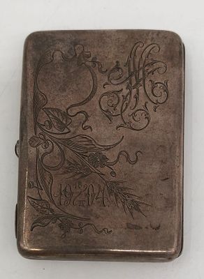 Серебряный портсигар с гравировкой: "16.04.1904", украшен аметистом на замке. Мастер НК, 84 