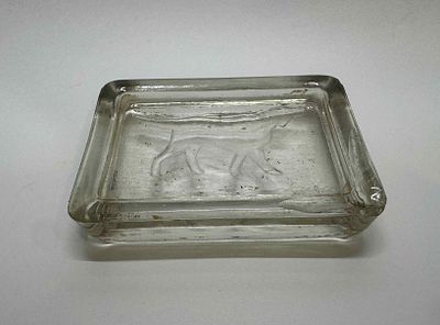 Пепельница с изображением собаки (Сеттер). Стекло. СССР. Размер: 11,5х7,5х2,5см. Небольшой скол 