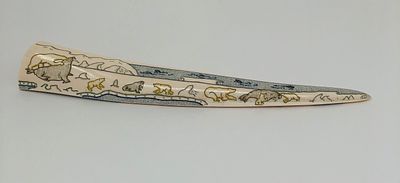 Бивень моржа с изображением животных. В. Тагьек. Уэлен 1979г.. Размер: 33,5х5,5см.