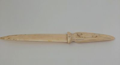 Нож для бумаги с изображением моржа и лисы. Кость. Начало 20 века. Длина: 26,5см. Трещины.