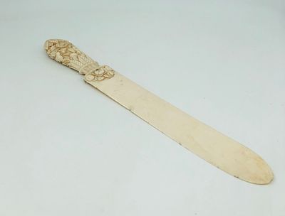 Нож для бумаги с изображением цветов. Резьба, кость. 20 век. Длина: 29,5 см. Небольшие 