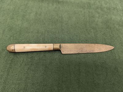 Нож для фруктов. Бронзовый сплав, костяная ручка. На лезвии клеймо STAHL BRONCE. Размер: 1,4х15см.