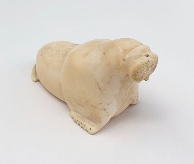 Фигурка "Морж". Кость. Север. Первая половина 20 века. На голове подпись автора "М". Размер: 9 