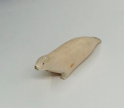 Фигурка из кости моржа. 1954г.. Размер: 11,5х3см.