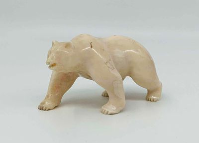 Фигура "Белый медведь в движении". Кость. Вторая половина 20 века. Размер: 8,5х4,5см.. Имеются 