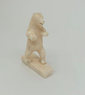Фигура "Белый медведь". Кость. Размер: 9х6см.