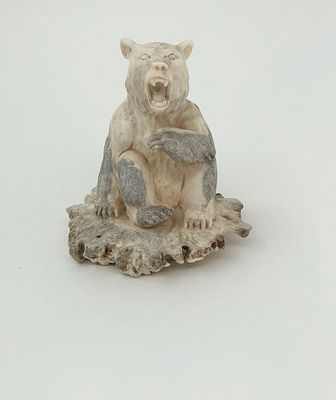 Фигура "Медведь". Олений рог. Размер: 10х10,5х3см.