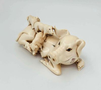 Япония. Фигура "Свинья с поросятами". Слоновая кость. Эпоха Мэйдзи. Клеймо на голове и на теле 