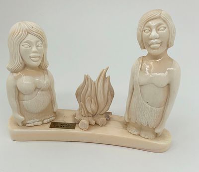 Фигурка "Семья у костра". Кость моржа. Магадан. Размер: 15,5х12см. Естественные слоенности при 