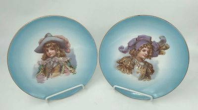 Парные фарфоровые тарелки с росписью "Пажи". Деколь. Товарищество Кузнецова. Диаметр: 18см.