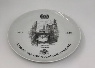 Фарфоровая декоративная настенная тарелка "ЗOJAHRE IPA LANDESGRUPPE HAMBURG. 1955-1985". 