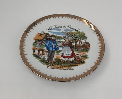 Фарфоровая декоративная тарелка "La Priere du Normand". Porcelaine decoree Vierzon-Cher. 