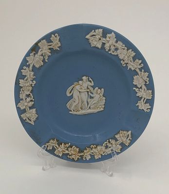 Декоративная розетка. Бисквит. WEDGWOOD. Made in England. Диаметр: 11,5см. Следы клея.