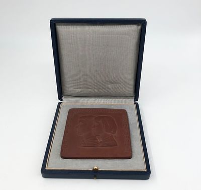 Фарфоровая плакетка. " FUR FRIEDEN UND SOZIALISMUS IMMER BEREIT". ZENTRALHAUS DER JUNGEN 