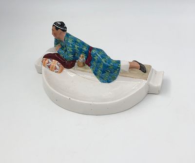 Фарфоровая статуэтка, пепельница "Узбек с газеткой" из чернильного набора "Обсуждение проекта 