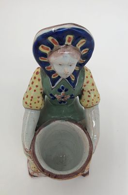 Фигура "Девушка (солонка)". Фарфор, роспись. 20 век. "М". Размер: 16х7,5см.