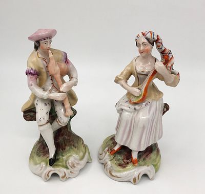 Пара фарфоровых статуэток "Музыканты". Высота: 15см. Небольшая трещина на дне (женской 