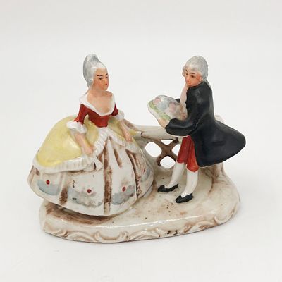 Фарфоровая статуэтка "Пара у ограды". Высота: 8см., ширина: 11см.