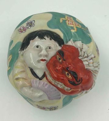 Китай. Фарфоровая шкатулка с изображение мальчика с драконом на верхней крышке. 1940-1950гг. В 