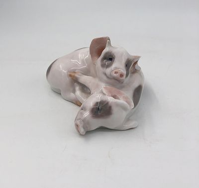 Фигурка "Свиньи". Фарфор. ROYAL. COPENHAGEN. Размер: 9,5х8см. Имеется скол на левом ухе верхней 