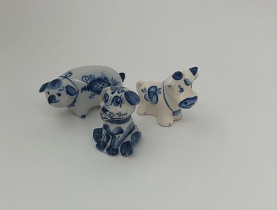 Три (3шт.) фарфоровых фигурки "Собачка, поросенок, бычок". Гжель. Размер: 6х4,5см., 6х5,5см., 6х7см.