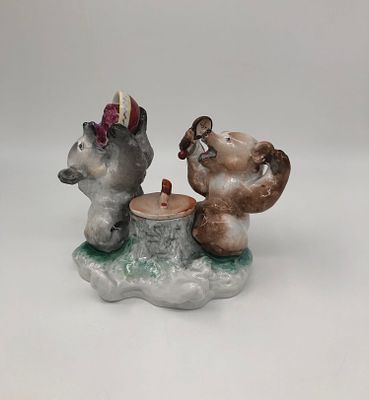 Фарфоровая чернильница "Мишки-сладкоежки". ЛФЗ. 1950-е годы Высота: 10см., ширина: 16см.. 