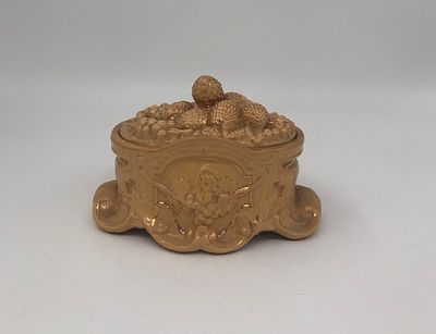 Фарфоровая маслёнка "Орех". Высота: 7см., длина: 13,5см.