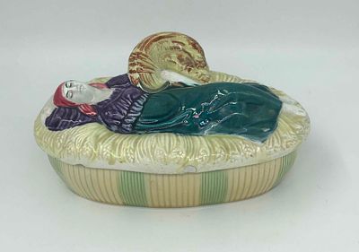 Фарфоровая шкатулка "Жница в снопах". По модели М. Данько. Высота: 9см., длина: 18см. Небольшие 