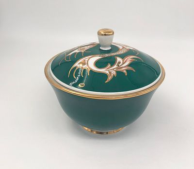 Фарфоровая пиала с крышкой "Дракон". Высота: 16см., длина: 15см. Имеется трещина на крышке 