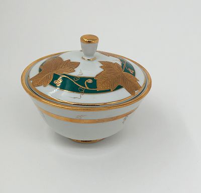 Фарфоровая пиала с крышкой. Высота: 16,5см., диаметр: 13,5см. Имеется трещина на крышке, скол 