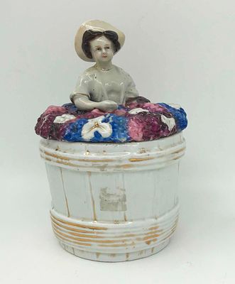 Европейский фарфор. Конфетница (мармеладница) "Барышня в ягодах". Начало 20 века. Высота: 18см. 