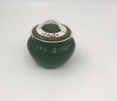 Фарфоровая вазочка с крышкой. Дмитровская, ст. Вербилки. Высота: 8см, диаметр: 8,5см.