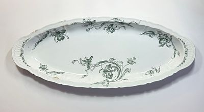 Большой размер. Блюдо, фарфор. Завод Т-ва "М.С. Кузнецова". Нач. 20 века. Размер: 65,5х26х16см. 