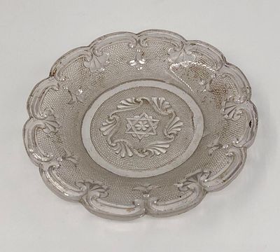 Блюдце с декором в виде звезды Давида. Россия, завод Мальцова. 1990-е. Стекло, штамповка. 